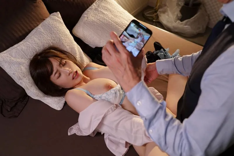 Cấp trên chuốc thuốc em thư ký bắt làm tình cả đêm khi đi làm ăn xa